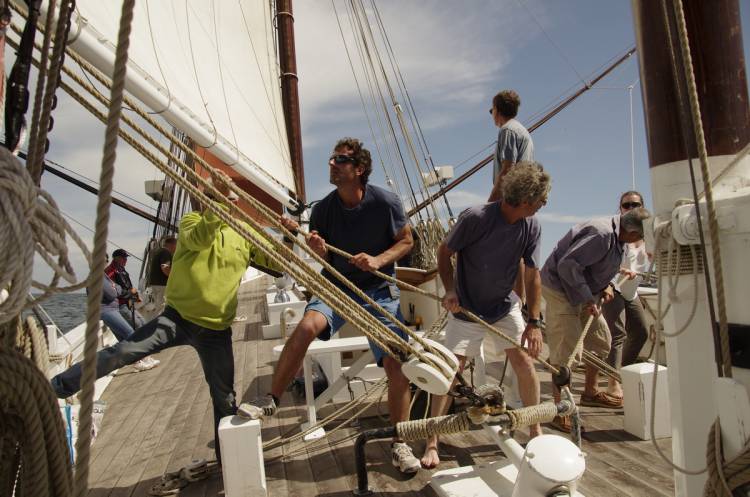 Equipiers sur le pont de Biche  Les Amis du Biche